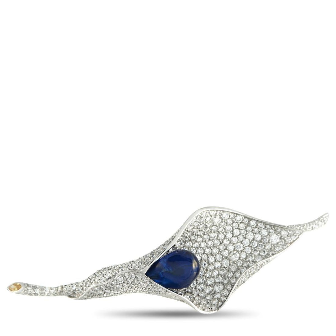LA SERLAS PLATINUM 4.43CT DIAMOND AND SAPPHIRE CALLA LILY BROOCH: Founded in St. Moritz, La Serlas is known for pieces that balance technical skill with visual drama. This brooch reflects that approach through detail and finish. At its center is a 7.14-carat sapphir