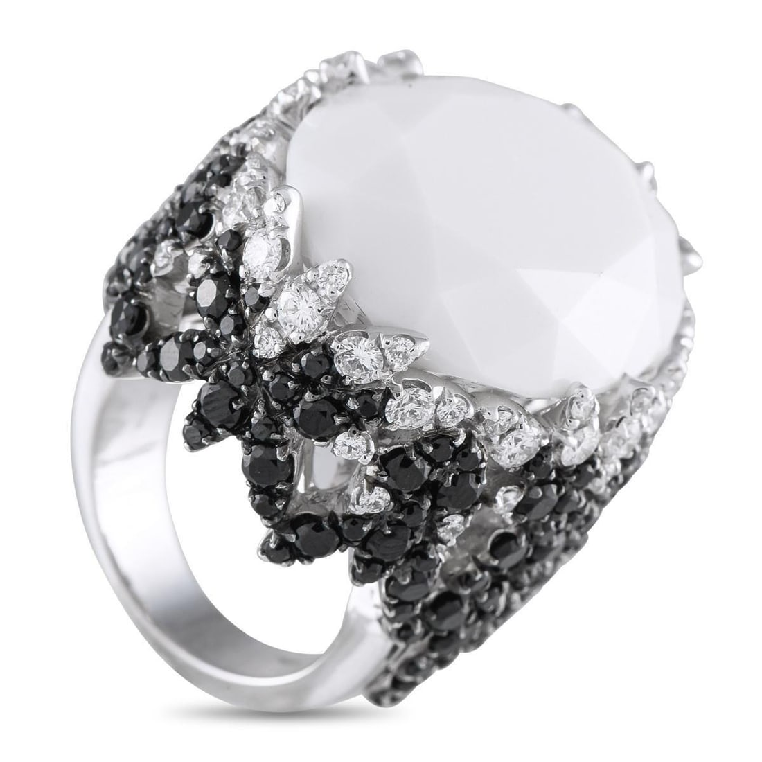PASQUALE BRUNI 18K WHITE GOLD 5.01CT DIAMOND AND AGATE RING: An undeniably opulent design makes this Pasquale Bruni ring a veritable work of wearable art. Crafted using traditional Italian techniques, the ornate 18K White Gold setting perfectly pairs 3.29 carat