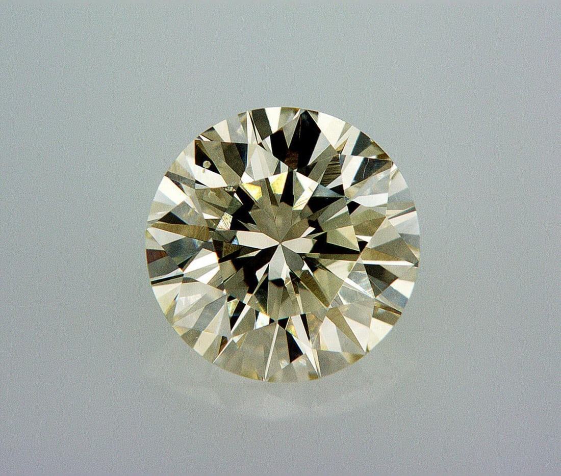 Natural 0.87 ct, Color M, Faint Brown/VVS1 GIA Graded Diamond: Lab/Natural Diamond: Natural Carat Weight: 0.87 Color Grade: M, Faint Brown Clarity Grade: VVS1 Model: Round Brilliant Fluorescence: Medium Blue Polish: Very Good Symmetry: Very Good Cut Grade: Very G