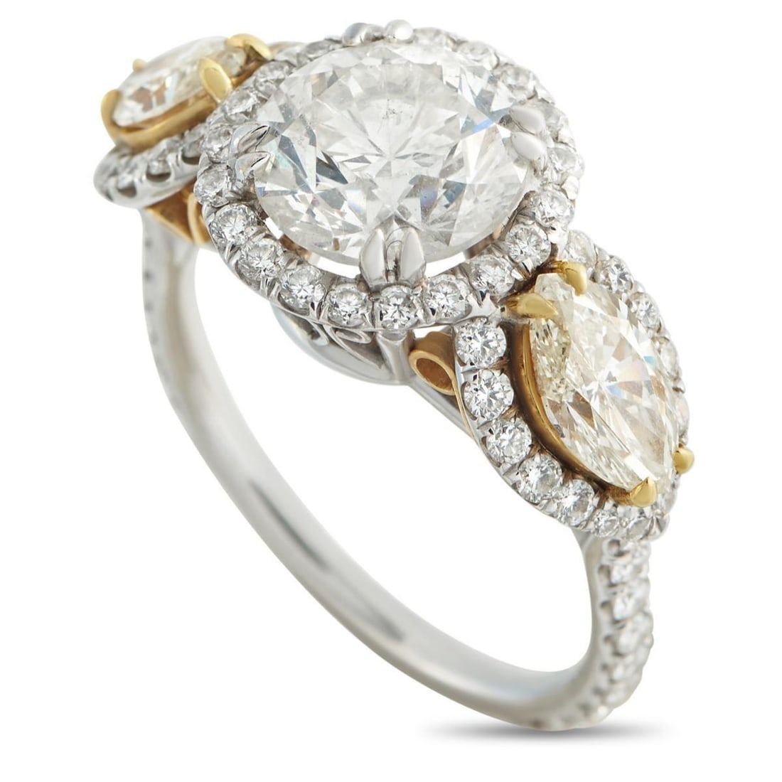 18K WHITE GOLD 3.52CT DIAMOND RING: A detailed setting sets the stage for this impressive luxury ring. At the center, a 2.20 carat round-cut Diamond serves as a stunning focal point. Additional Diamonds with a total weight of 1.32 carat