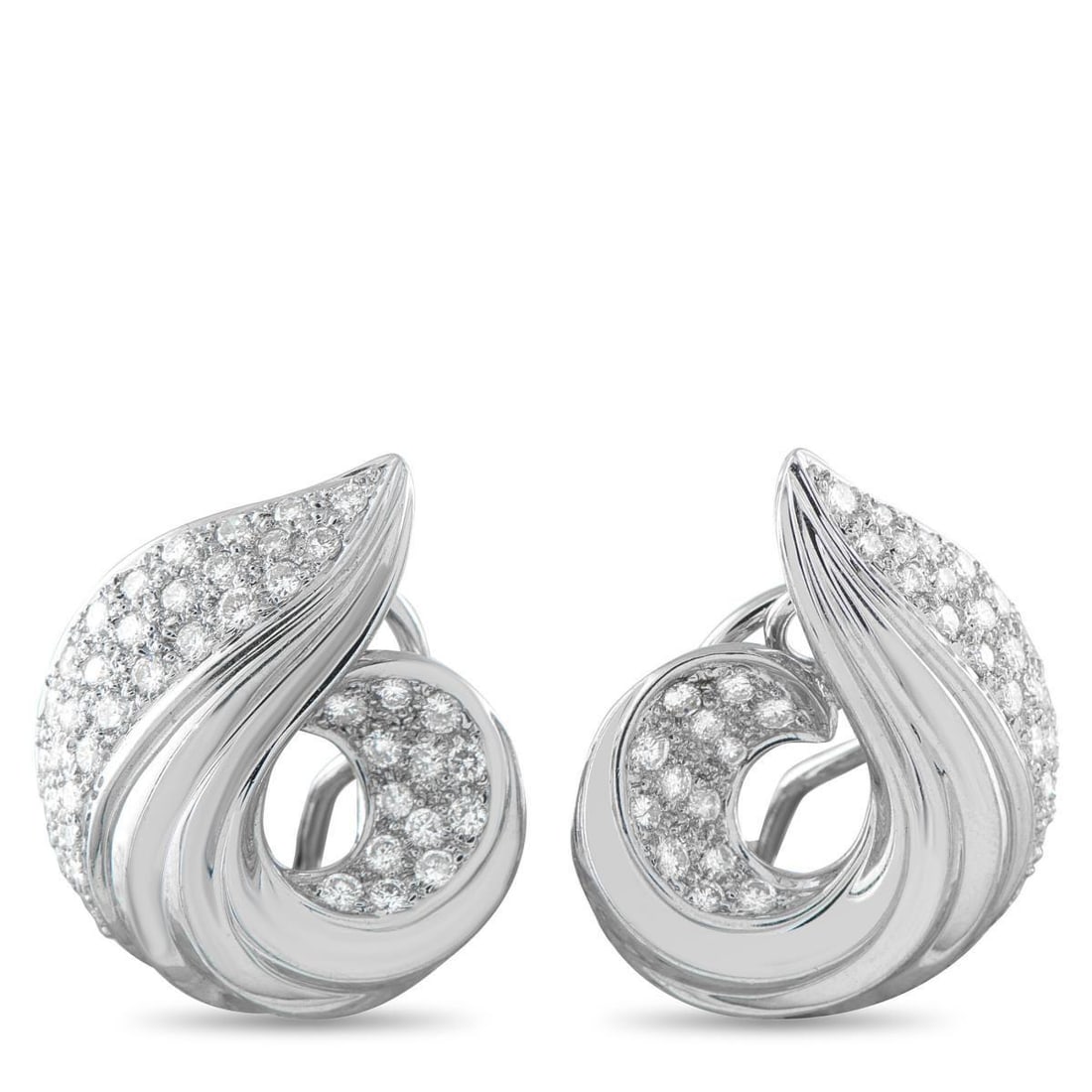 18K WHITE GOLD 1.72CT DIAMOND SWIRLED SHELL CLIP-ON EARRINGS: With clear retro roots, these white gold clip-ons are shaped in a swirling form. The spiral silhouette features a ridged, polished surface and a diamond-pave segment, creating a play of texture as the
