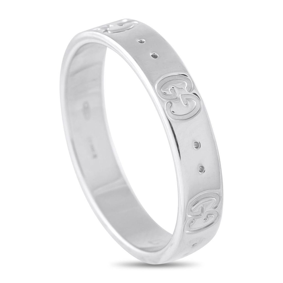 GUCCI ICON 18K WHITE GOLD RING: Designed with a universal appeal, this Gucci Icon ring in 18K white gold suits both men and women with its balanced form and understated presence. This ring features a 5mm band engraved with alternati