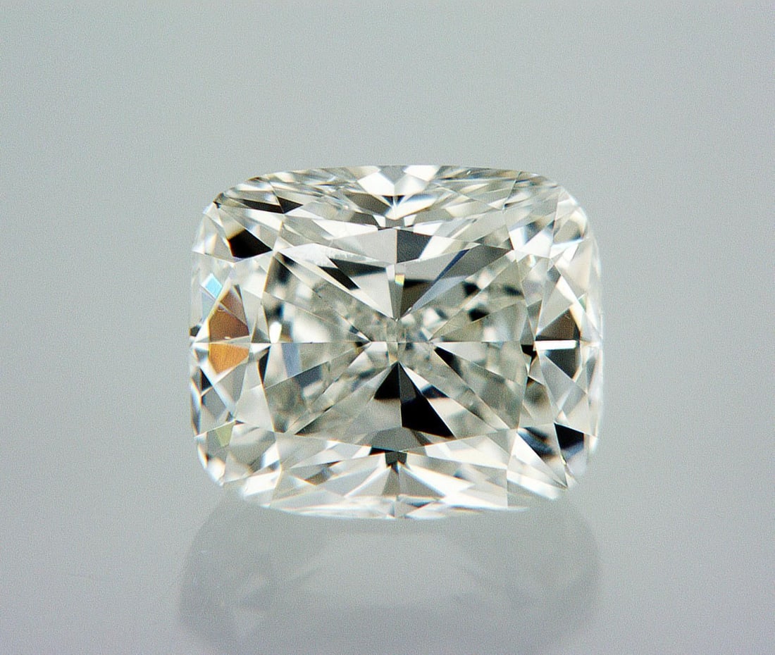 Natural 0.75 ct, Color F/VVS1 GIA Graded Diamond: Lab/Natural Diamond: Natural Carat Weight: 0.75 Color Grade: F Clarity Grade: VVS1 Model: Cushion Modified Brilliant Fluorescence: Medium Blue Polish: Very Good Symmetry: Very Good Size: 5.57 X 4.77 X
