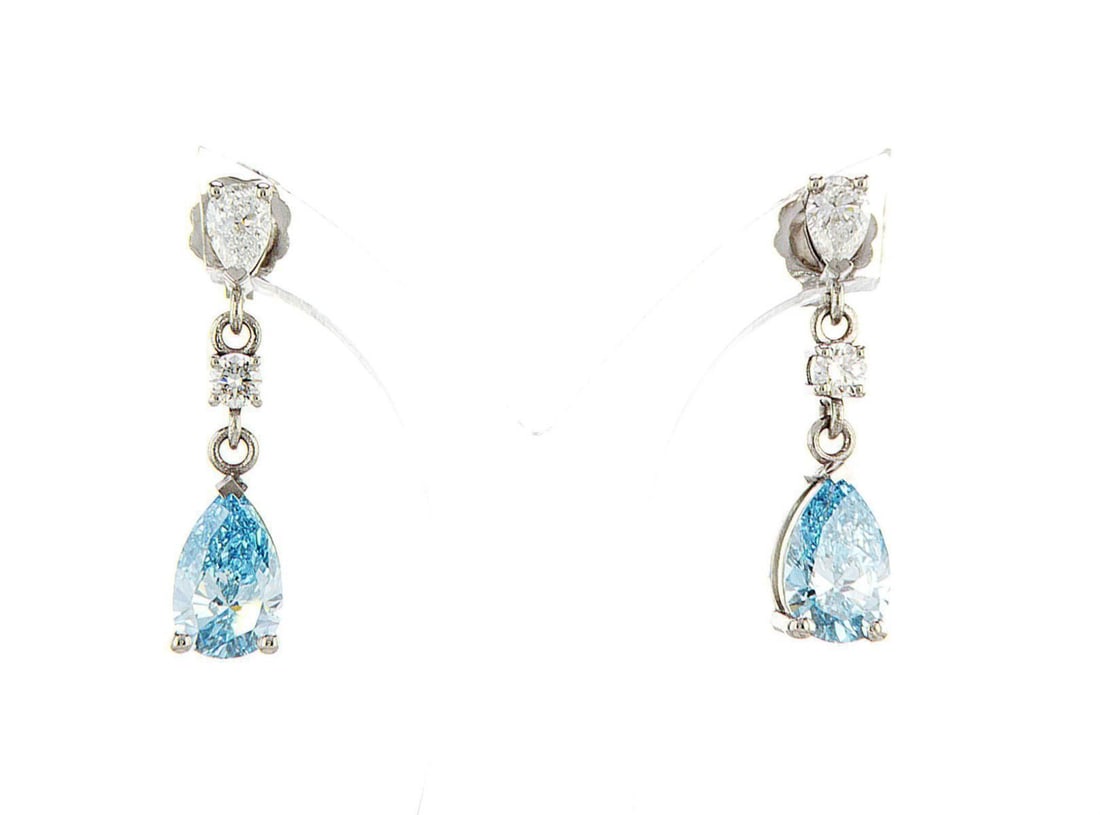 14kt White Gold 2.65ctw Diamond Earrings: One pair of 14k white gold earrings, each set with lab grown diamonds. Jewelry Weight: 2.52Grs Total Diamonds Weight: 2.65Cts Main Stones Description: Quantity: 1 Cut and shape: Pear Carats Weight: 1 