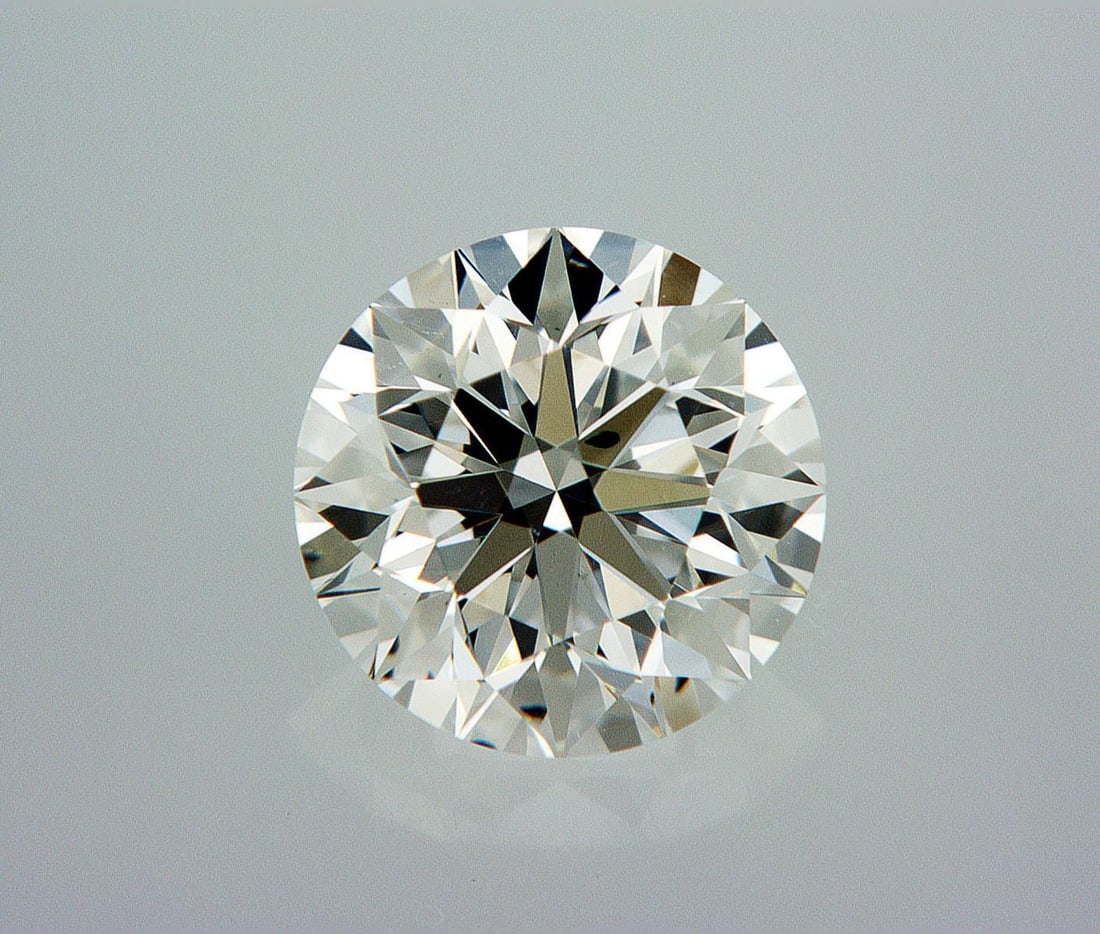 Natural 0.9 ct, Color E/SI1 GIA Graded Diamond: Lab/Natural Diamond: Natural Carat Weight: 0.9 Color Grade: E Clarity Grade: SI1 Model: Round Brilliant Fluorescence: None Polish: Excellent Symmetry: Excellent Cut Grade: Very Good Size: 6.07 - 6.13 
