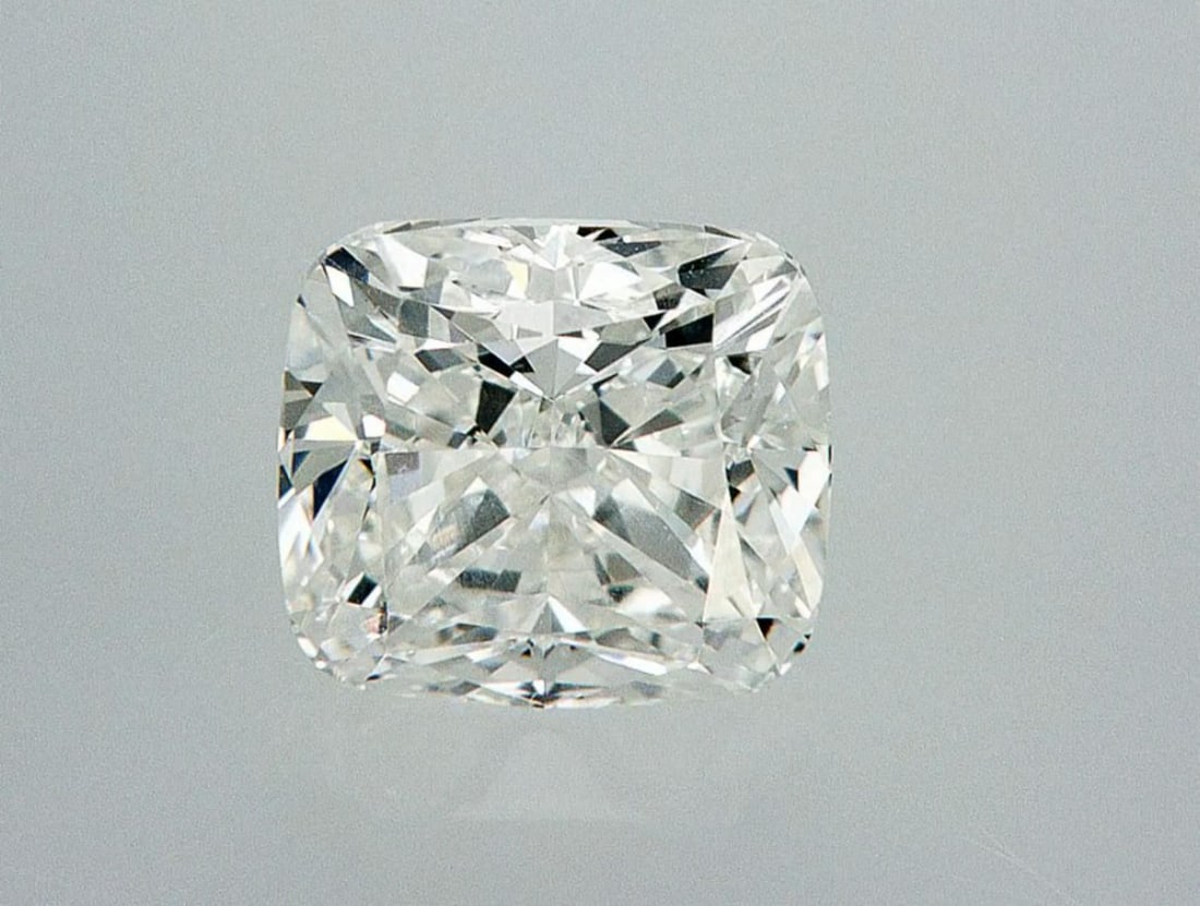 Natural 0.9 ct, Color I/VVS2 GIA Graded Diamond: Lab/Natural Diamond: Natural Carat Weight: 0.9 Color Grade: I Clarity Grade: VVS2 Model: Cushion Modified Fluorescence: None Polish: Excellent Symmetry: Very Good Size: 5.55 x 5.03 x 3.62 Certificate 