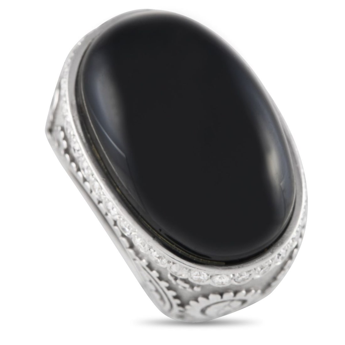 CARRERA Y CARRERA 18K WHITE GOLD 0.35CT DIAMOND AND ONYX RING: Seemingly every inch of this Carrera Y Carrera is meant to make a statement. The opulent 18K White Gold setting comes to life thanks to an intricate, engraved paisley pattern and 0.35 carats of sparkl