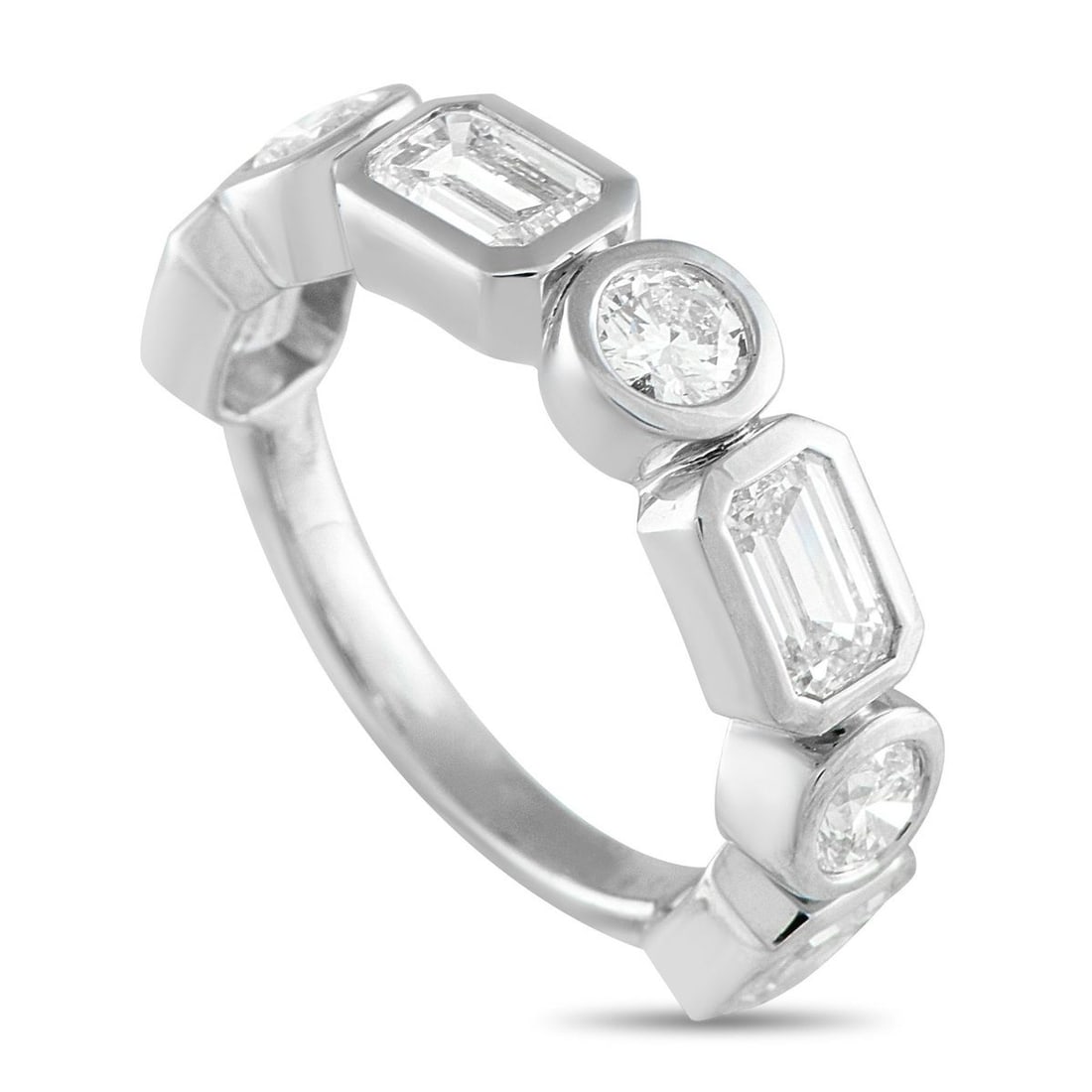 18K WHITE GOLD 2.75CT DIAMOND RING: This unique luxury ring is unlike anything youve seen before. Stylish and sophisticated, the 18K White Gold setting features alternating Diamonds at the top of the design. Round cut Diamonds totaling 