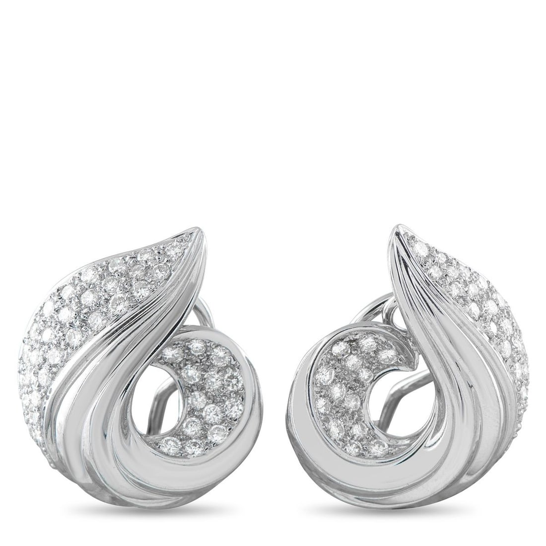 18K WHITE GOLD 1.72CT DIAMOND SWIRLED SHELL CLIP-ON EARRINGS: With clear retro roots, these white gold clip-ons are shaped in a swirling form. The spiral silhouette features a ridged, polished surface and a diamond-pave segment, creating a play of texture as the