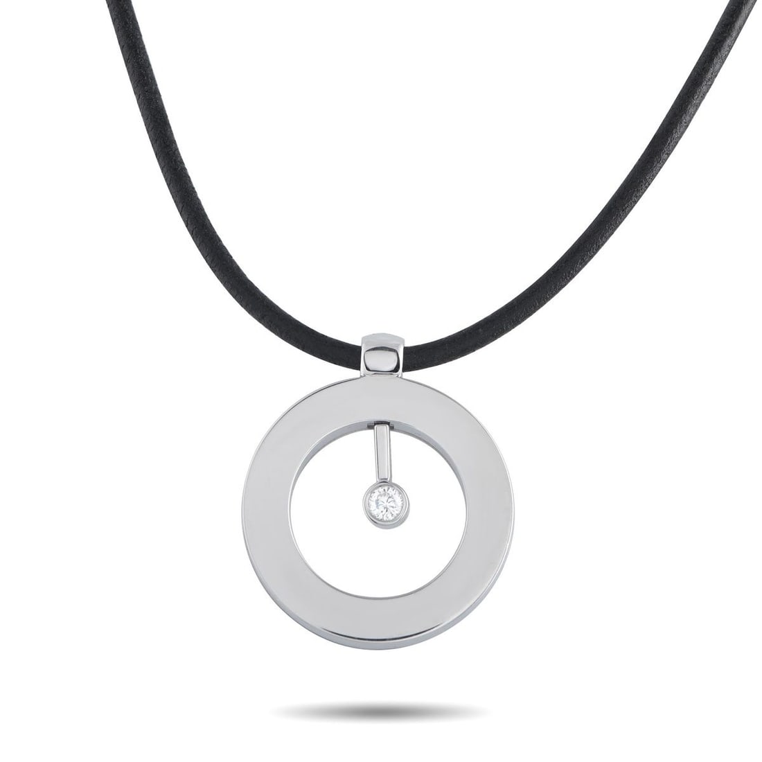 ROBERTO COIN CENTO 18K WHITE GOLD CENTO DIAMOND NECKLACE: A piece defined by precision and a private signature. This Roberto Coin Cento O necklace is anchored by a Cento diamond, cut with 100 facets, sitting in a smooth white gold bezel. The stone is suspend