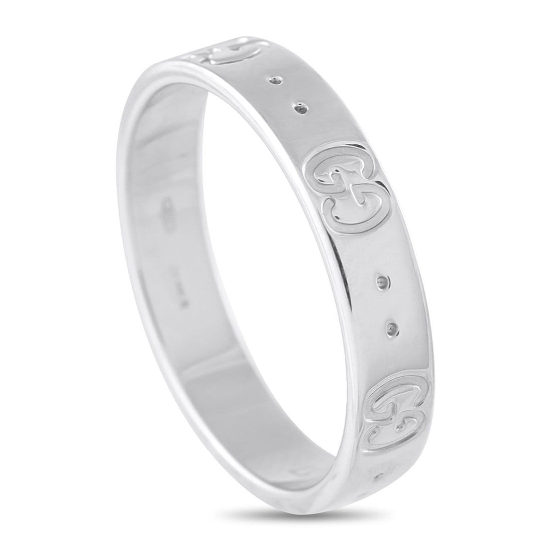 GUCCI ICON 18K WHITE GOLD RING: Designed with a universal appeal, this Gucci Icon ring in 18K white gold suits both men and women with its balanced form and understated presence. This ring features a 5mm band engraved with alternati