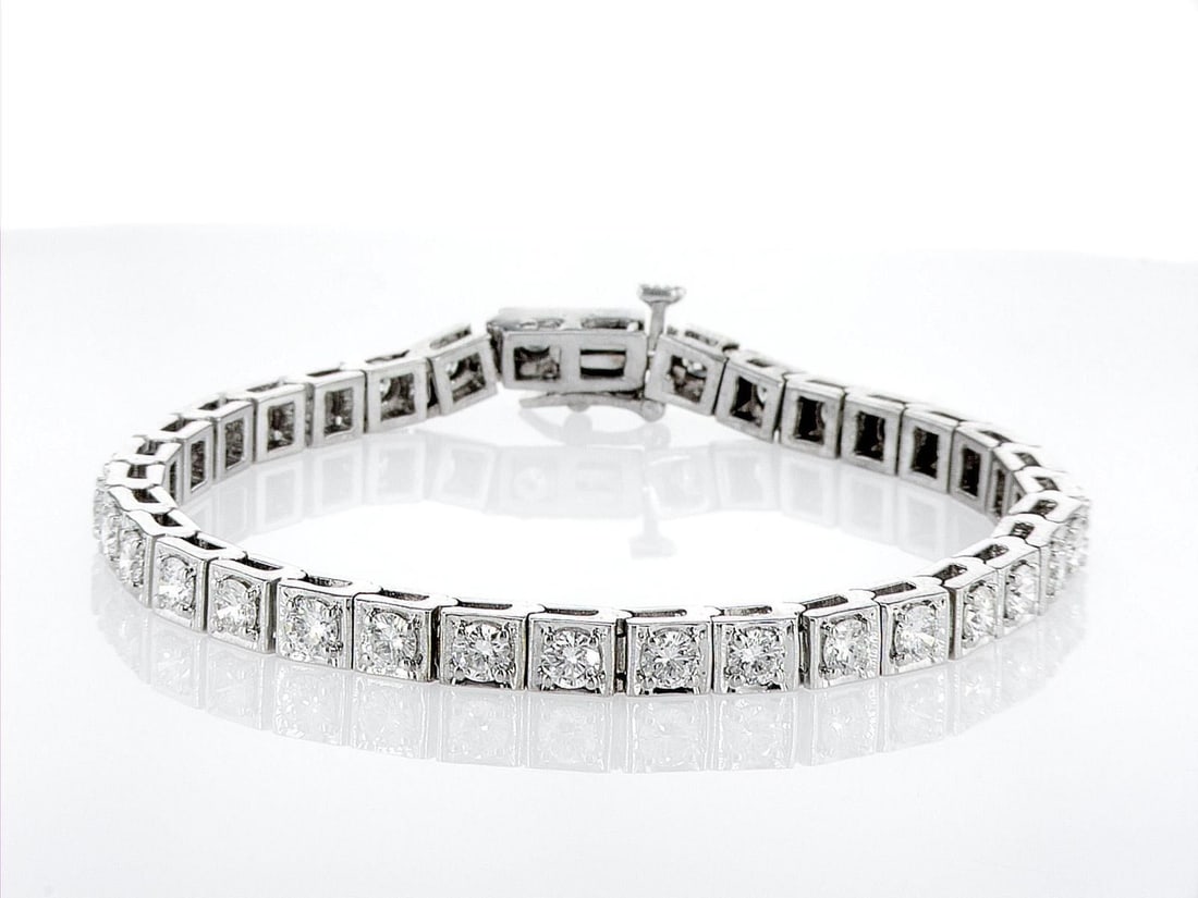 14kt White Gold 5.1ctw Diamond Tennis Bracelet: One 14k white gold bracelet "Tennis", set with natural diamonds. Jewelry Weight: 20Grs Total Diamonds Weight: 5.1Cts Main Stones Description: Quantity: 34 Cut and shape: Round Brilliant Carats Weight: