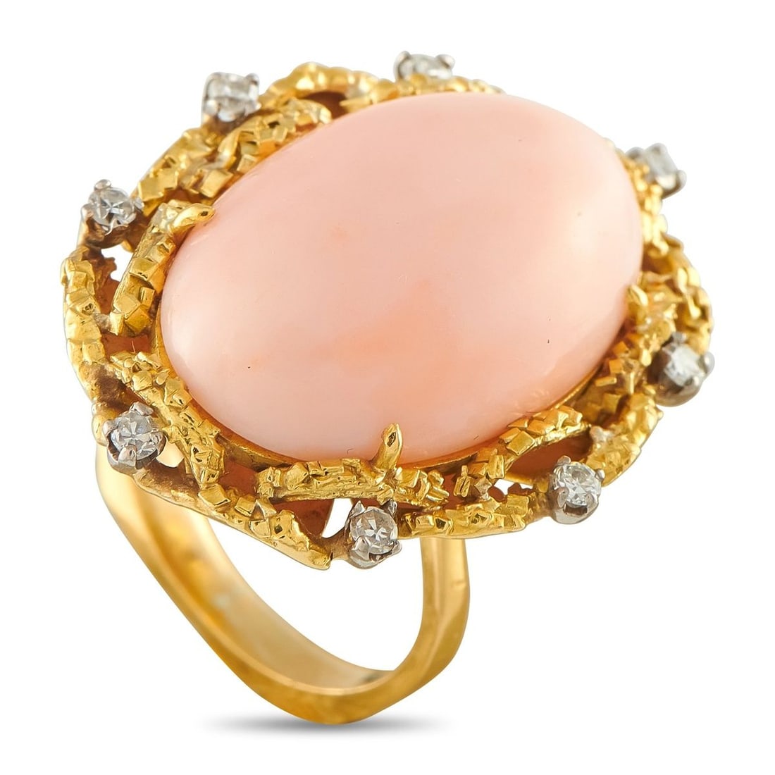 18K YELLOW GOLD 0.25CT DIAMOND AND CORAL RING: A warm and distinctive ring in 18K yellow gold, featuring rich coral accented by round brilliant diamonds totaling 0.25 ct. The natural coral lends the piece a vibrant, organic warmth that is beautifu