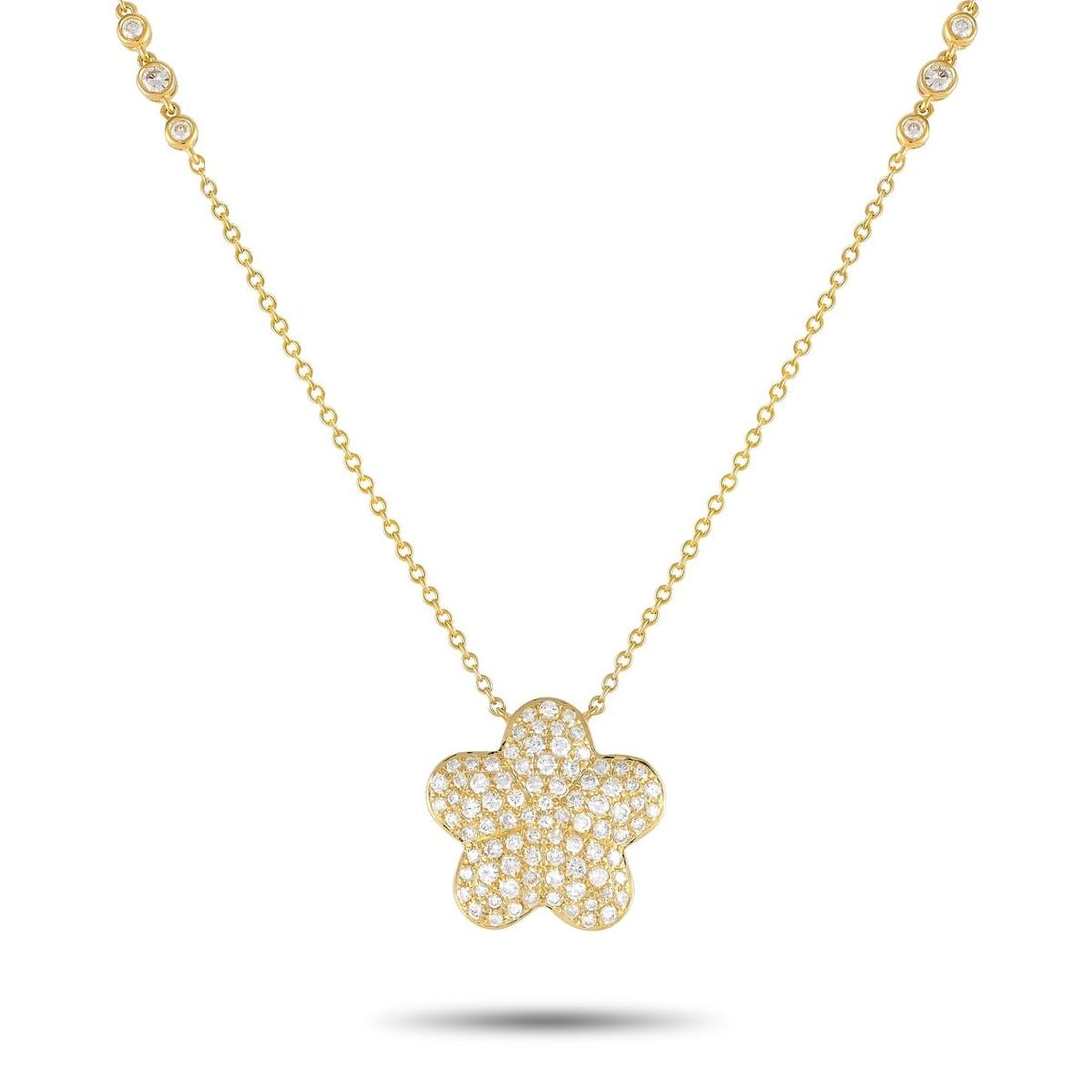 18K YELLOW GOLD 1.25CT DIAMOND NECKLACE: This exquisitely crafted necklace will continually captivate. Diamonds with a total weight of 1.25 carats accent the 18 chain as well as the flower-shaped pendant at the center of the design. Crafted 