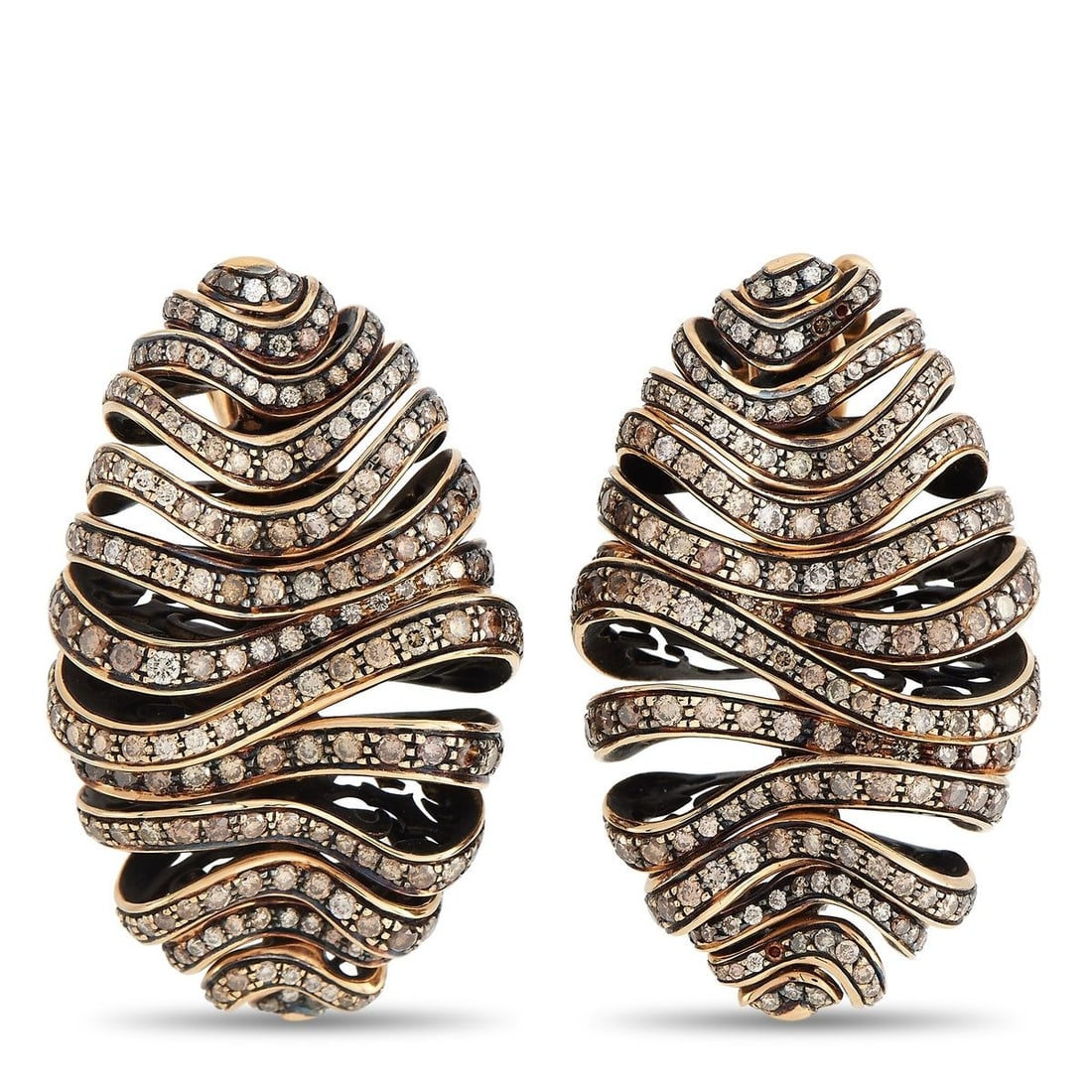 DE GRISOGONO 18K ROSE GOLD 7.42 CT DIAMOND EARRINGS: A bold, artistic sense of style makes these De Grisigono earrings truly extraordinary. A creative setting crafted from 18K Rose Gold comes to life thanks to the stunning array of diamonds totaling 7.4