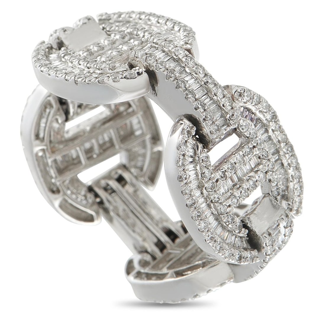 18K WHITE GOLD 3.0CT DIAMOND RING: This ring is crafted in 18K white gold in a bold link-inspired design, fully pave-set with round and baguette diamonds totaling approximately 3.0 carats. The ring weighs 26.9 grams and is offered in e