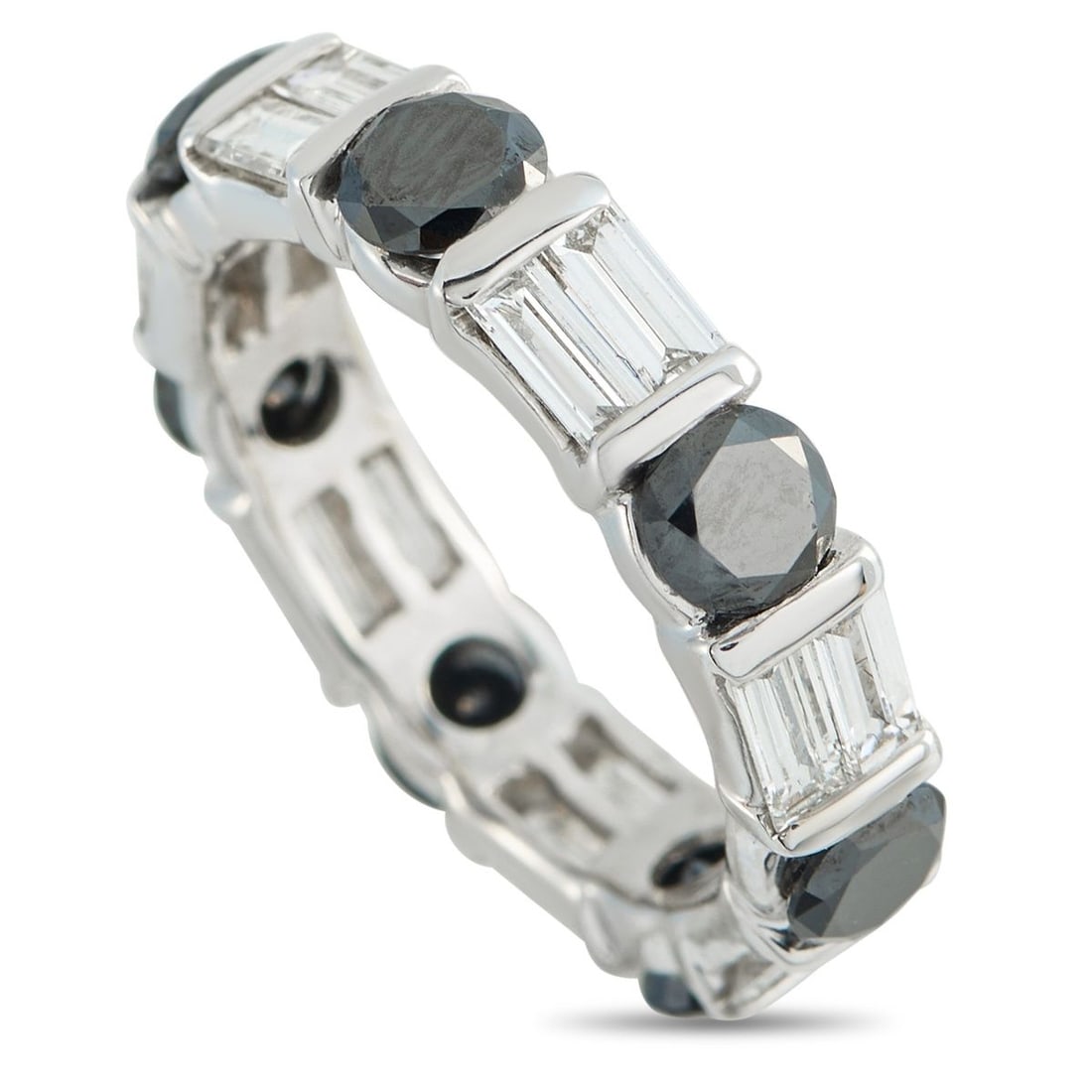 18K WHITE GOLD 1.75CT DIAMOND AND 1.75CT BLUE DIAMOND RING: An eternity band in 18K white gold, wrapped fully in a repeating sequence of blue diamonds and paired baguette diamonds. Set in a clean bar setting, the alternating stones and cuts create a crisp, geo