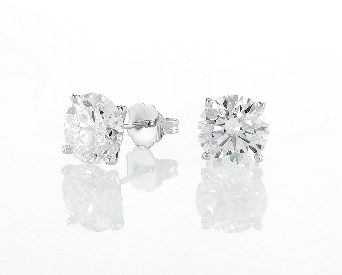14kt White Gold 2.09ctw Diamond Earrings: Jewelry Description Description: One 14k white gold earrings, set with lab grown diamonds. Jewelry Weight: 1.82 Grs Total Diamonds Weight: 2.09 Cts Precious Metal: 14kt White Gold Certificate Number: 
