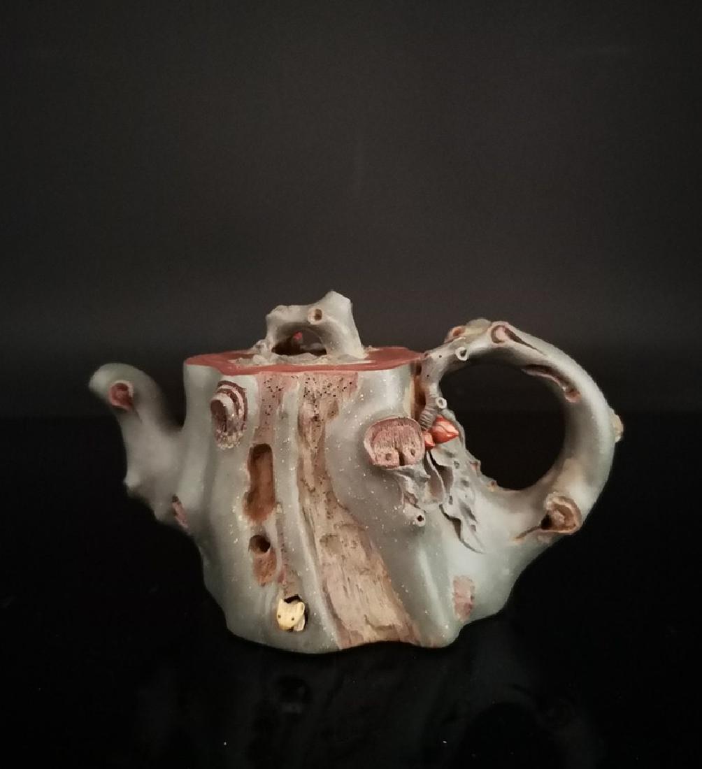 Chinese zisha teapot and cover.(Mark of Wang yinxian): Chinese zisha teapot and cover.(Mark of Wang yinxian).Size:11*10cm