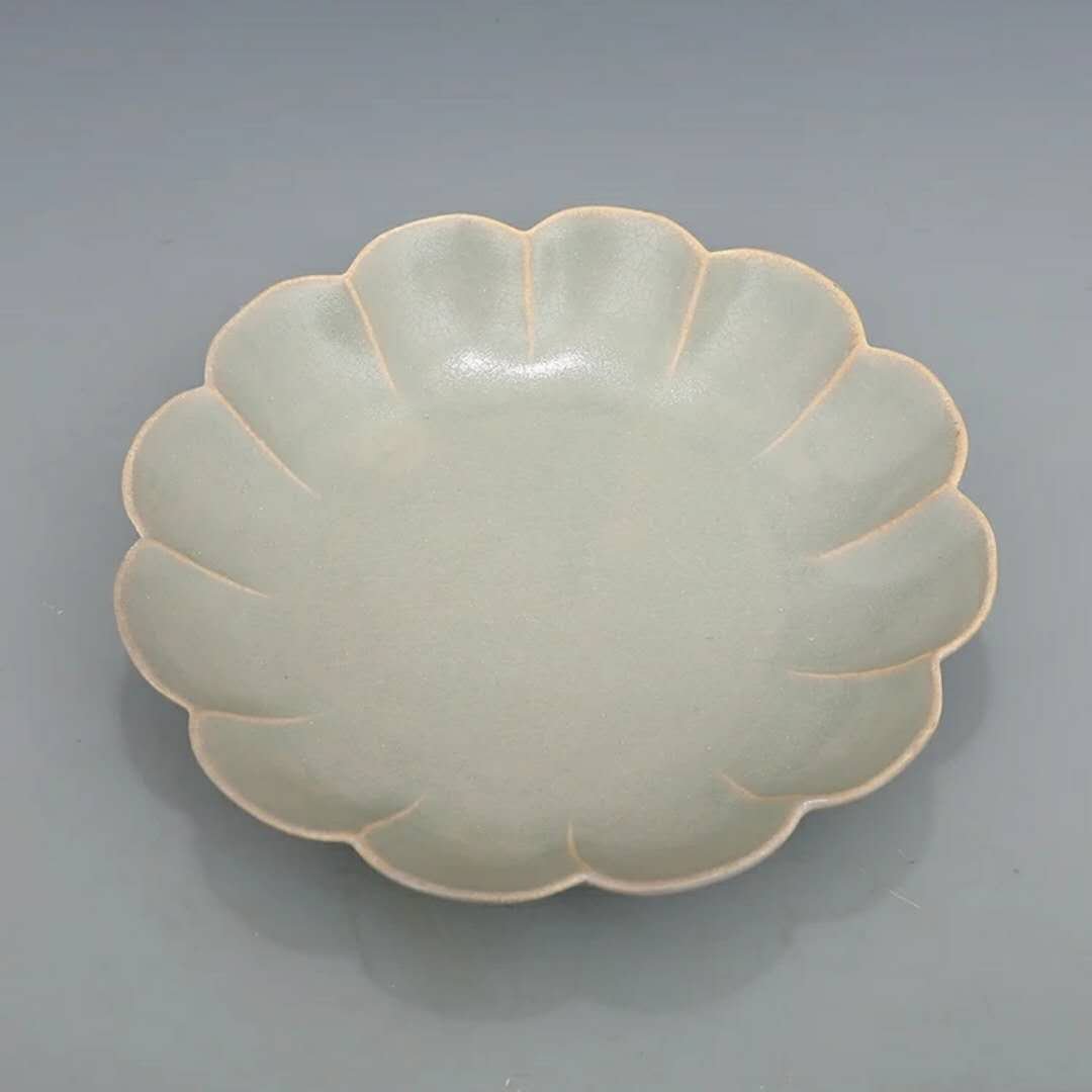 A song dynasty style Chinese porcelain plate (1 of 3)