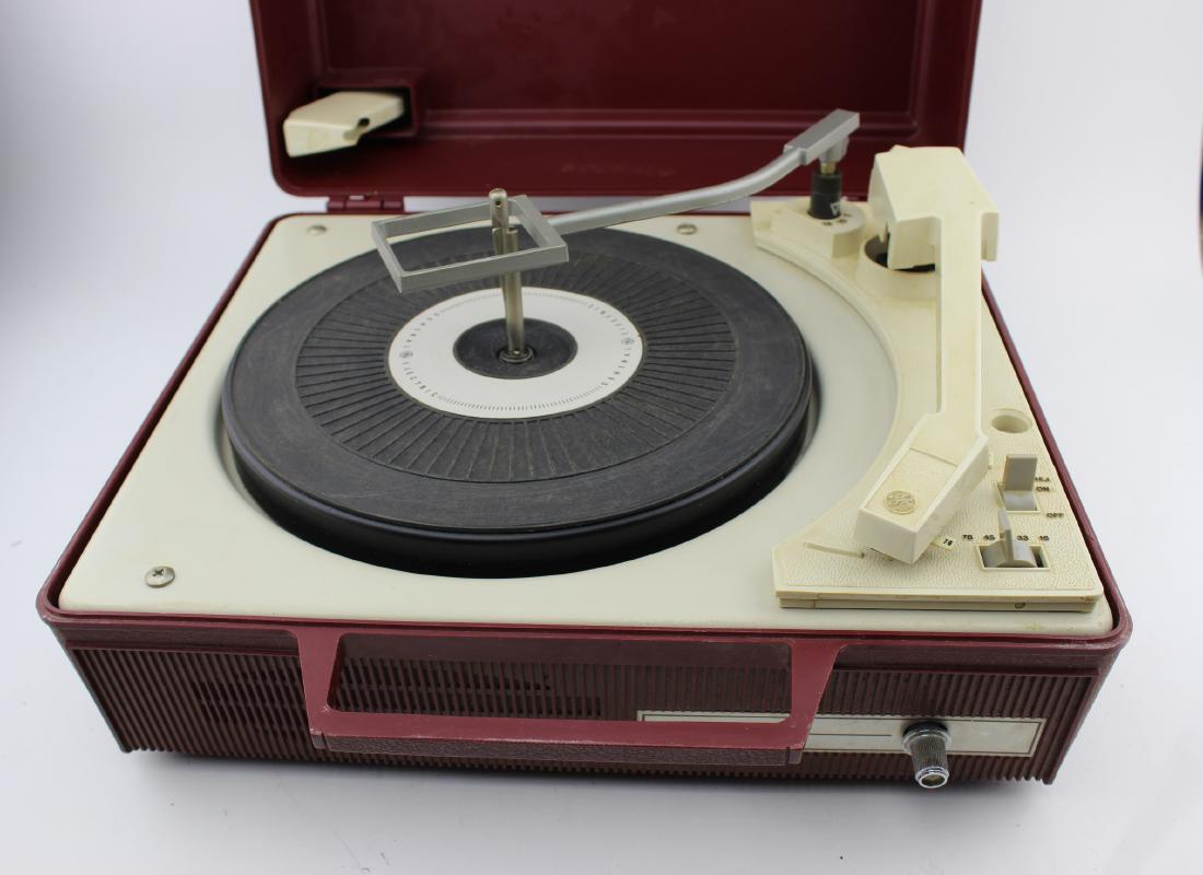 GE SOLID STATE/AUTOMATIC V630G RECORD PLAYER (1 of 8)