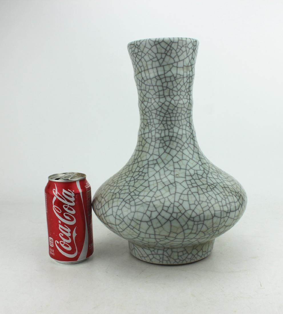 A CHINESE GUAN WARE WATER CHESTNUTS VASE (1 of 6)