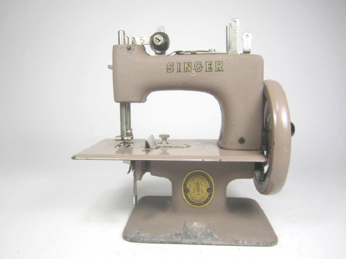 "SINGER" SEWING MACHINE TOY,: The SINGER MANFG. CO. 6.5" X 7" X3.5".