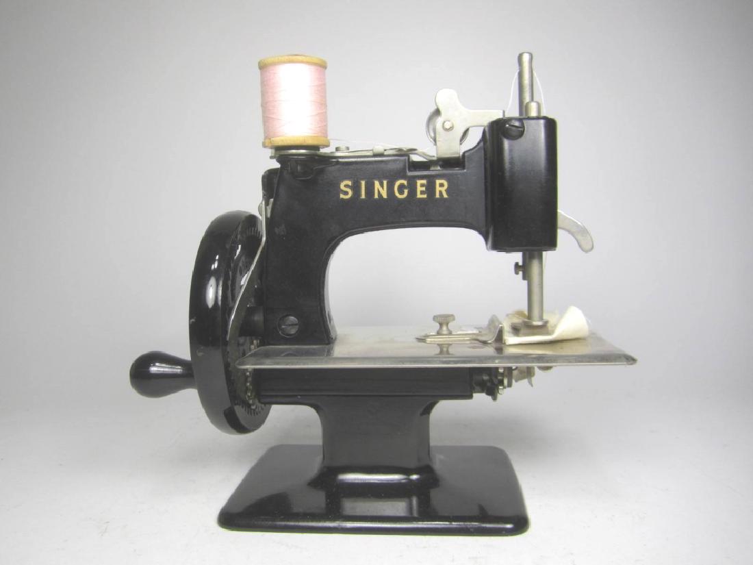 "SINGER" SEWING MACHINE TOY: The SINGER MANFG. CO. 7" X 7" X3.5".