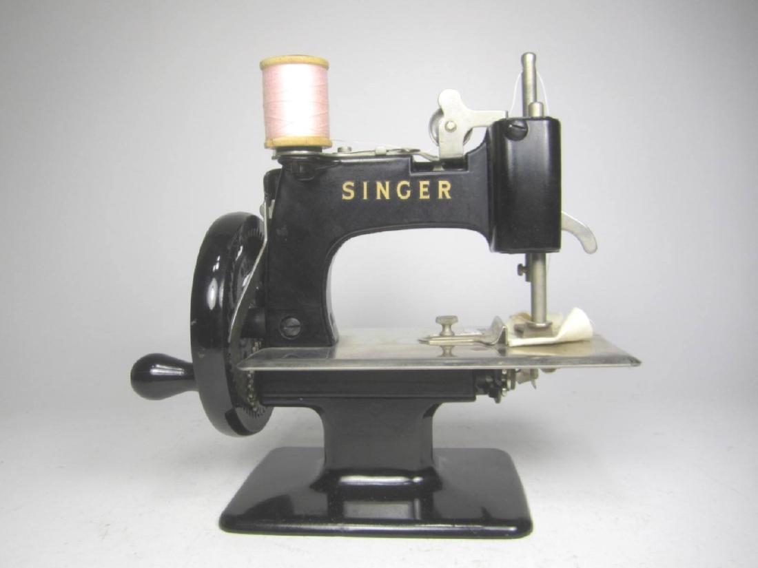 "SINGER" SEWING MACHINE TOY: The SINGER MANFG. CO. 7 X 7 X 3 1/2 in..