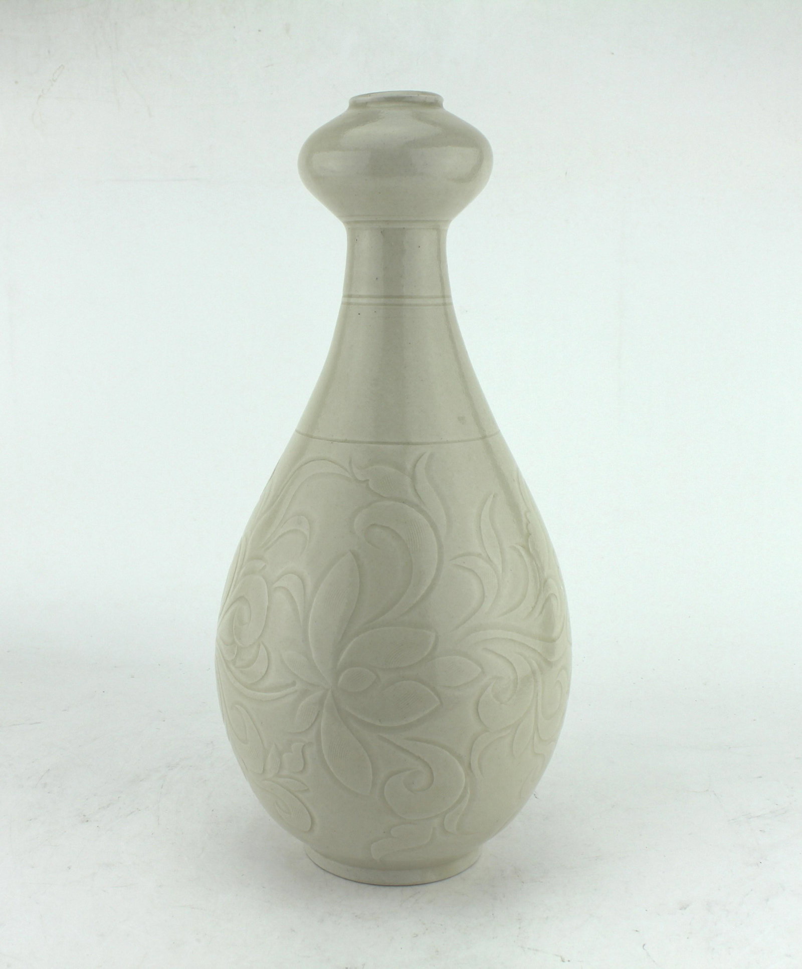 A CHINESE CELADON GARLIC HEAD VASE (1 of 5)