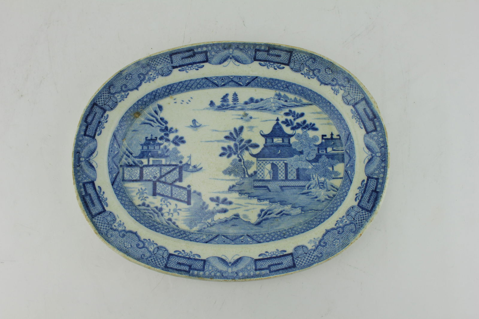 A CHINESE EXPORT CANTON PLATTER (1 of 6)