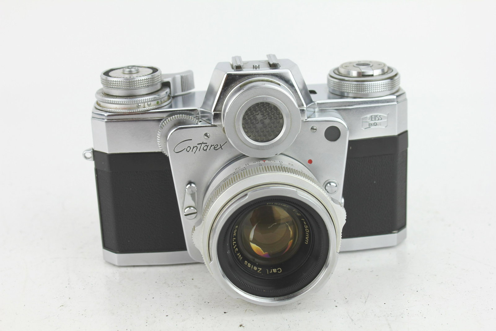 ZEISS IKON CONTAREX I BULLAUGE BULLSEYE SLR CAMERA: Zeiss Ikon Contarex I â€™Bullauge Bullseyeâ€™ (10.2401) 35mm SLR camera. Shutter is stuck. Circa 1959-1966. ALL CAMERAS HAVE NOT BEEN TESTED AND ARE BEING SOLD AS-IS.
