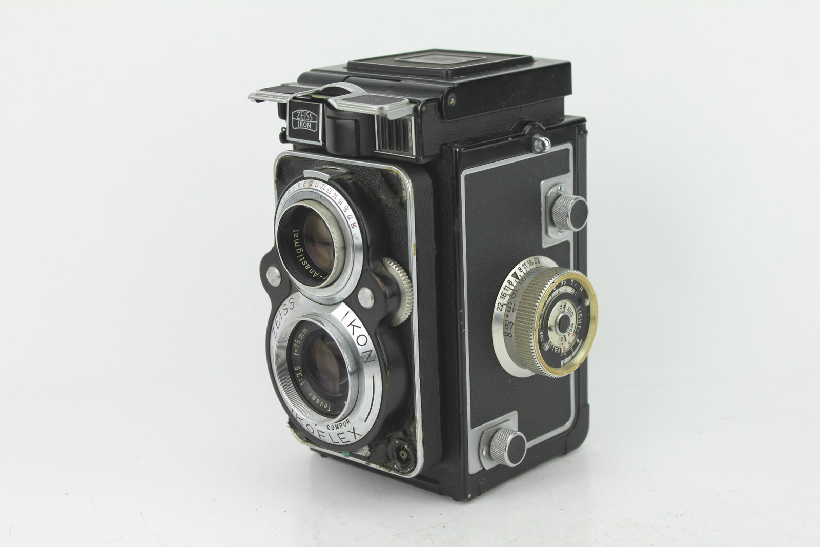 ZEISS IKON IKOFLEX FAVORIT TLR CAMERA: Zeiss Ikon Ikoflex Favorit (887/16) TLR camera. Last of the Ikoflex-series. Circa 1957-1960. ALL CAMERAS HAVE NOT BEEN TESTED AND ARE BEING SOLD AS-IS.