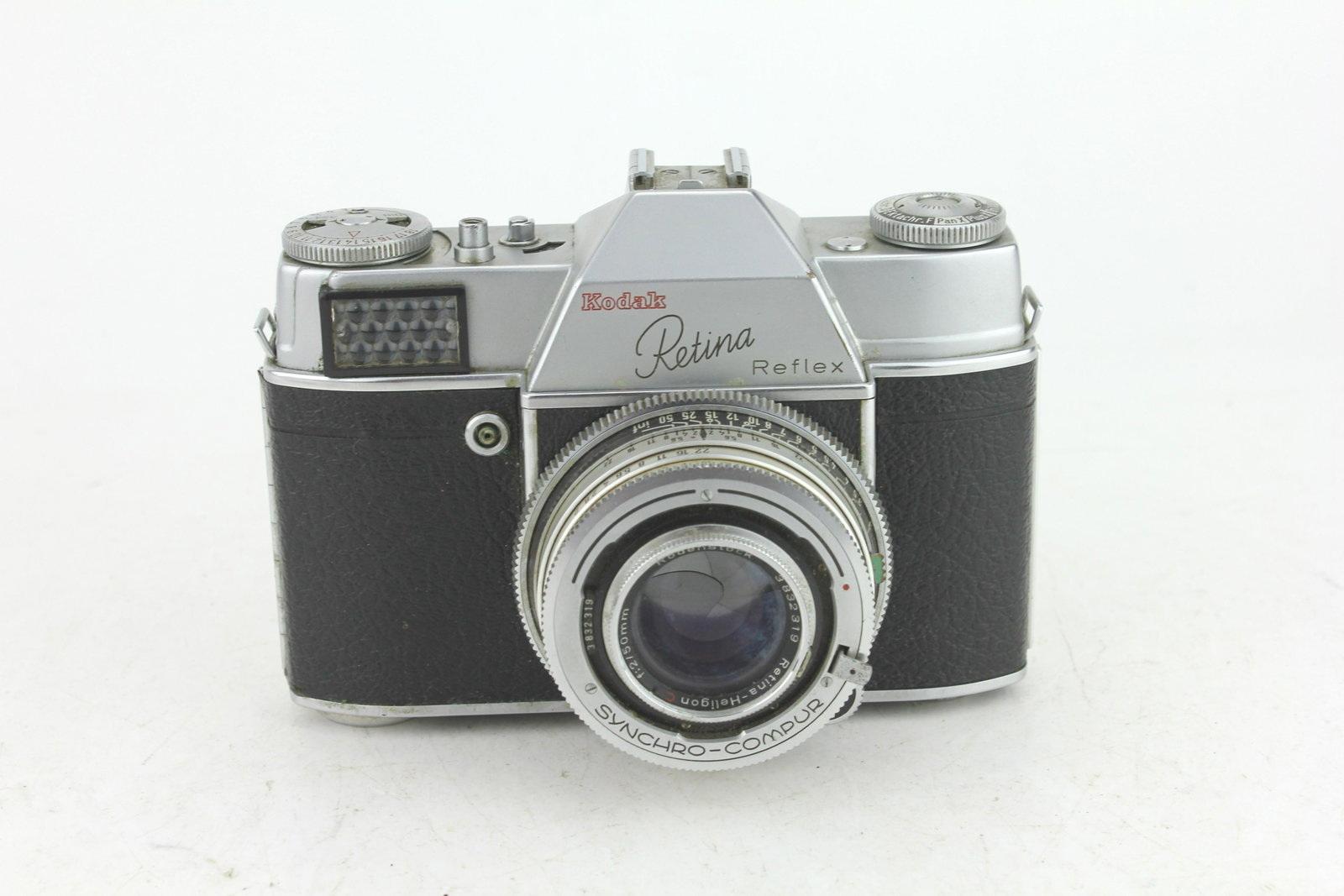 KODAK RETINA REFLEX (025) 35MM SLR CAMERA: 1957-1958. 35mm SLR camera. The first Retina Reflex. ALL CAMERAS HAVE NOT BEEN TESTED AND ARE BEING SOLD AS-IS.