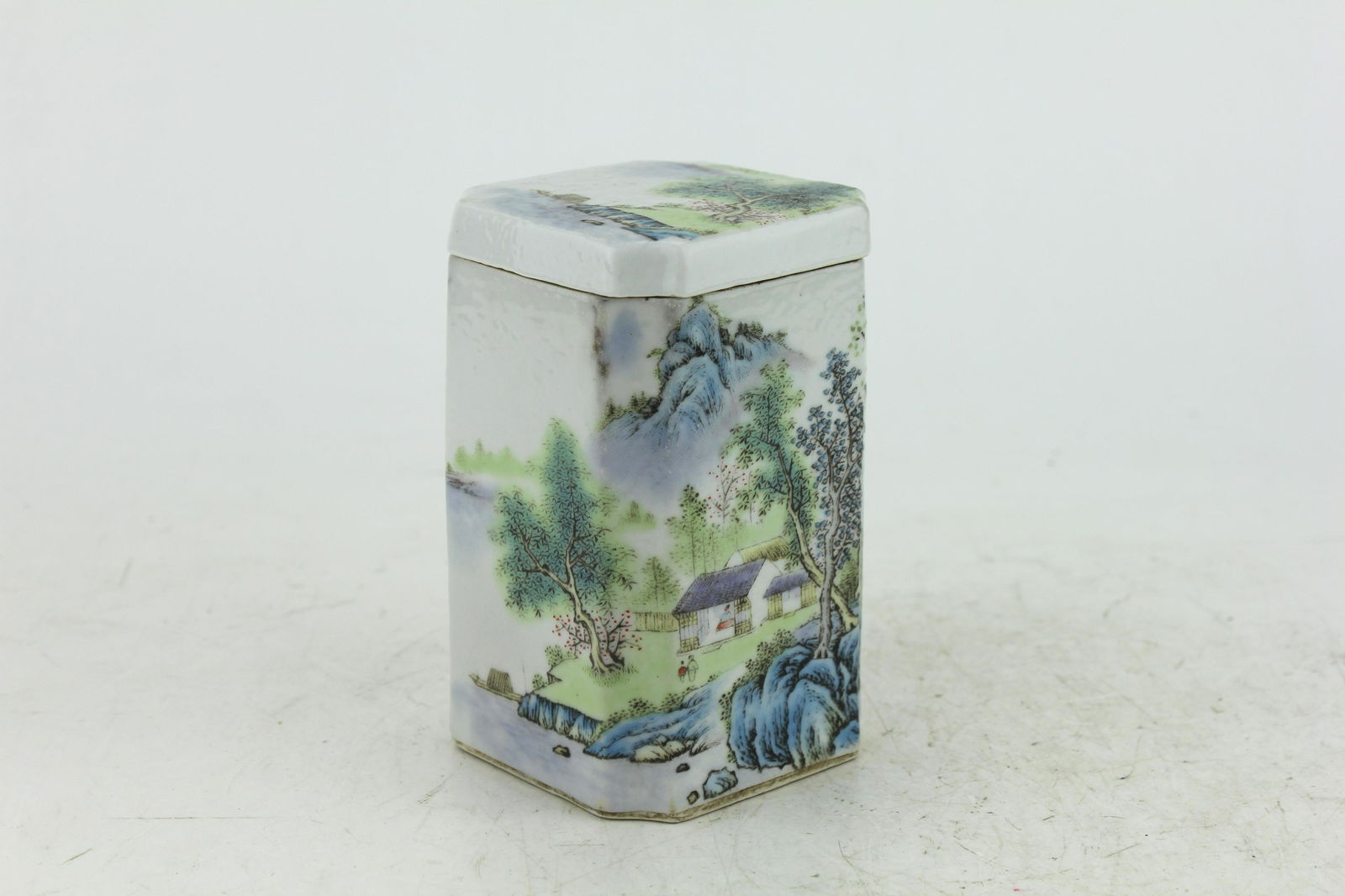 CHINESE FAMILLE ROSE SQUARE LIDDED BOX (1 of 8)