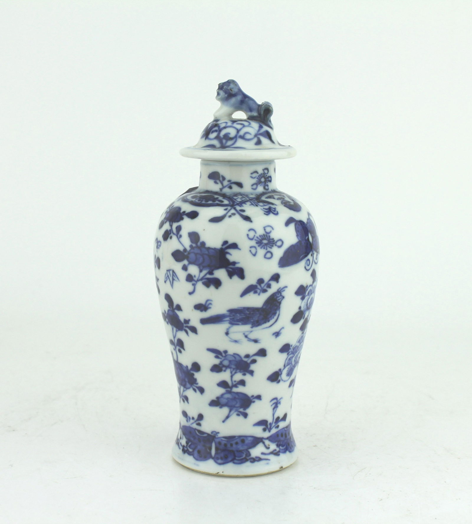 A CHINESE B/W PORCELAIN LIDDED VASE (1 of 9)