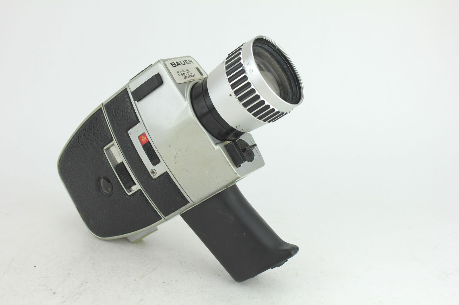 BAUER C2A SUPER 8 MM CINA CAMERA: 1971. Super-8 film, cine camera. ALL CAMERAS HAVE NOT BEEN TESTED AND ARE BEING SOLD AS-IS. PLEASE CONTACT US IF MORE INFORMATION IS NEEDED.