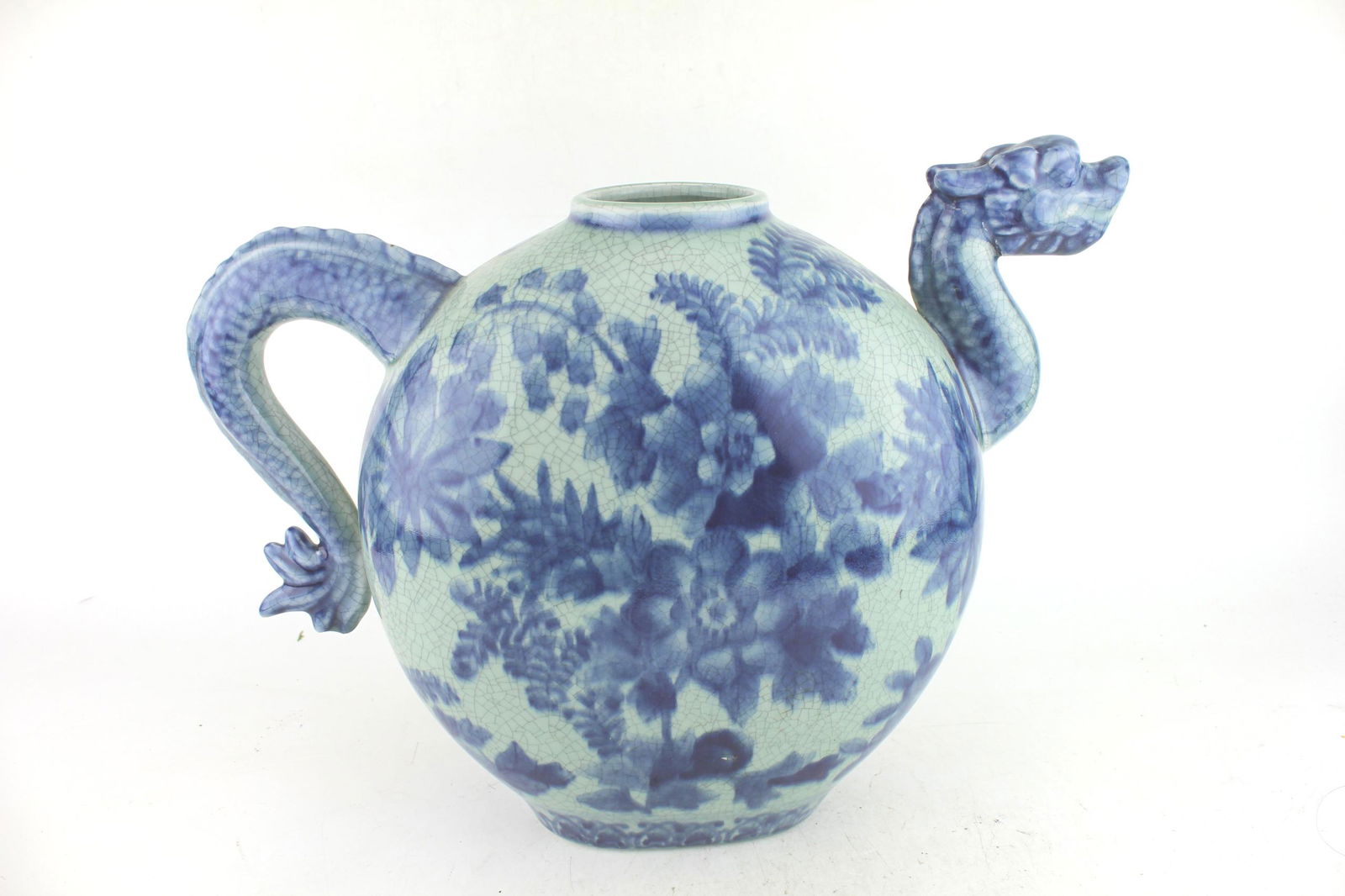 A LARGE B/W PORCELAIN DRAGON STYLE POT (1 of 8)