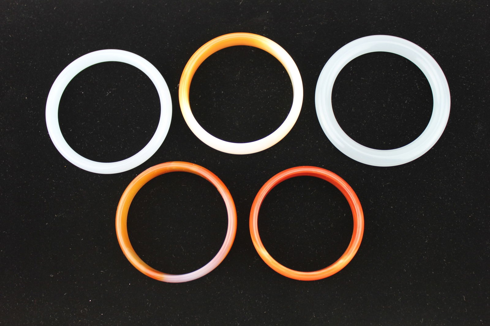 FIVE HARD STONE BANGLE BRACELETS (1 of 10)