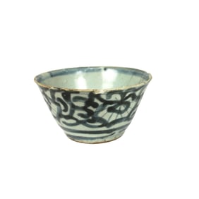 EARLY CHINESE BLUE AND WHITE BOWL