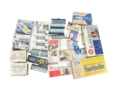 LOT OF ASSORTED FLASHBULBS