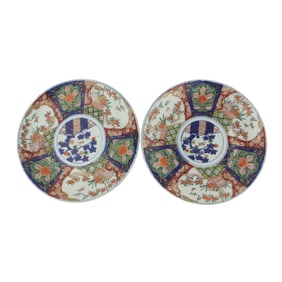 A PAIR OF JAPANESE IMARI CHRAGERS