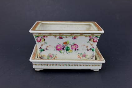 CHINESE FAMILLE ROSE FLOWER POT SET