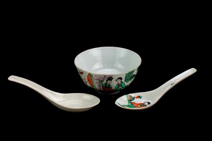 CHINESE FAMILLE ROSE BOWL WITH TWO SPOONS