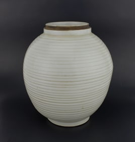 A LARGE CHINESE MONOCHROME WHITE PORCELAIN JAR