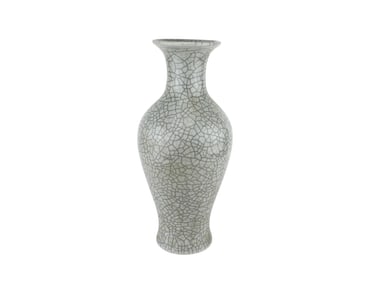 A CHINESE GE-TYPE CRACKLE PORCELAIN VASE