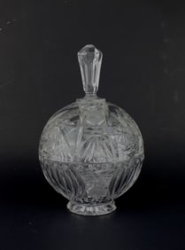 A CUT CRYSTAL GLASS LIDDED BOWL WITH FINIAL HANDLE