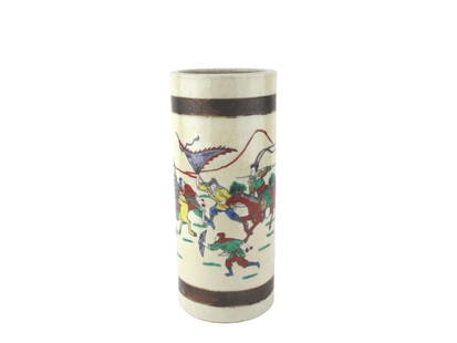 CHINESE FAMILLE VERTA HAT STAND VASE: A cylindrical porcelain brush pot decorated in famille verte enamels, featuring a vivid battle scene with warriors on horseback and on foot. The pot has a crackled glaze and is banded with dark brown