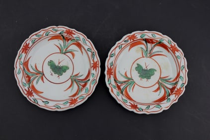 PAIR OF ASIAN FAMILLE VERTA SCALLOPED SAUCERS