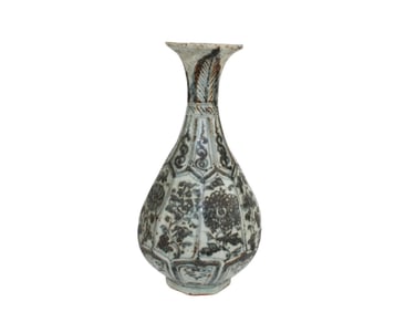 CHINESE MING DYNASTY-STYLE BLUE AND WHITE VASE